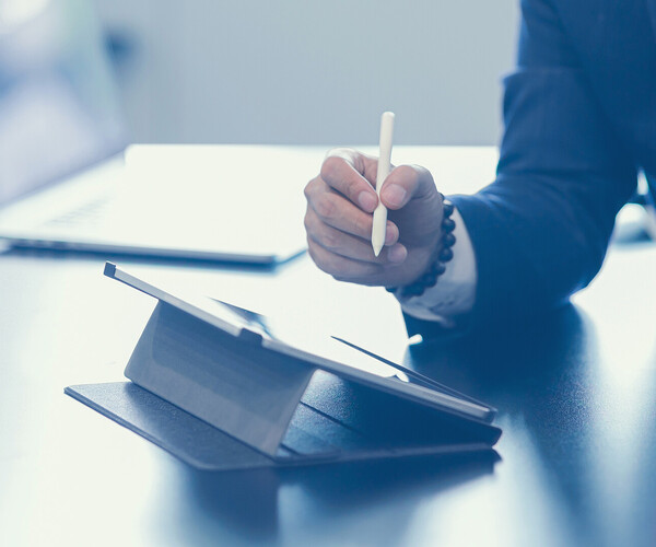 zwei Personen unterhalten sich und einer will etwas auf dem Tablet schreiben