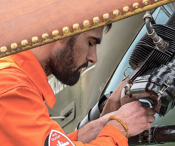 Flugmechaniker arbeitet an Motor