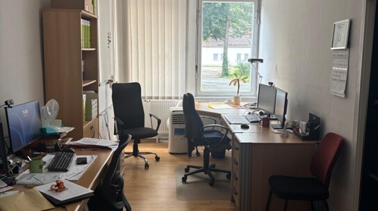 Büro drei mit Ausstattung