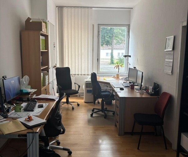 Büro drei mit Ausstattung