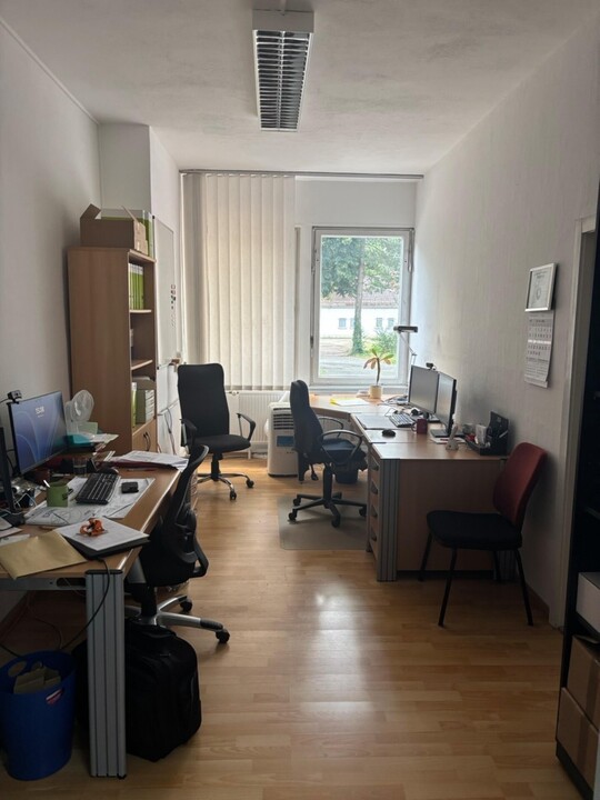 Büro drei mit Ausstattung