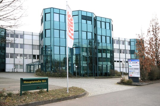 Außenansicht Bürogebäude mit Zufahrt