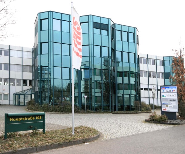 Außenansicht Bürogebäude mit Zufahrt
