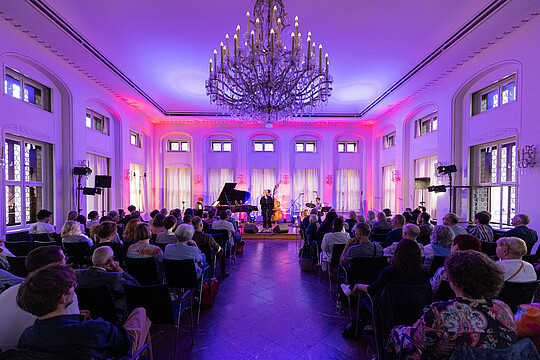 Impressionen von "Wirtschaft trifft Kultur" am 23.05.24 mit Pascal von Wroblewsky und dem Lora Kostina Trio
