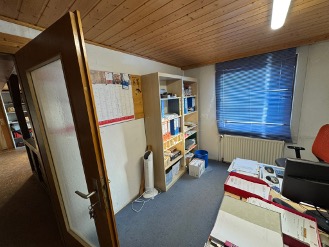 Möblierter Büroraum