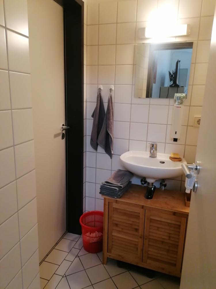 Waschbecken mit Spiegel und Unterschrank