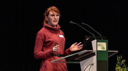 Dr. Isabella Hermann steht an einem Rednerpult