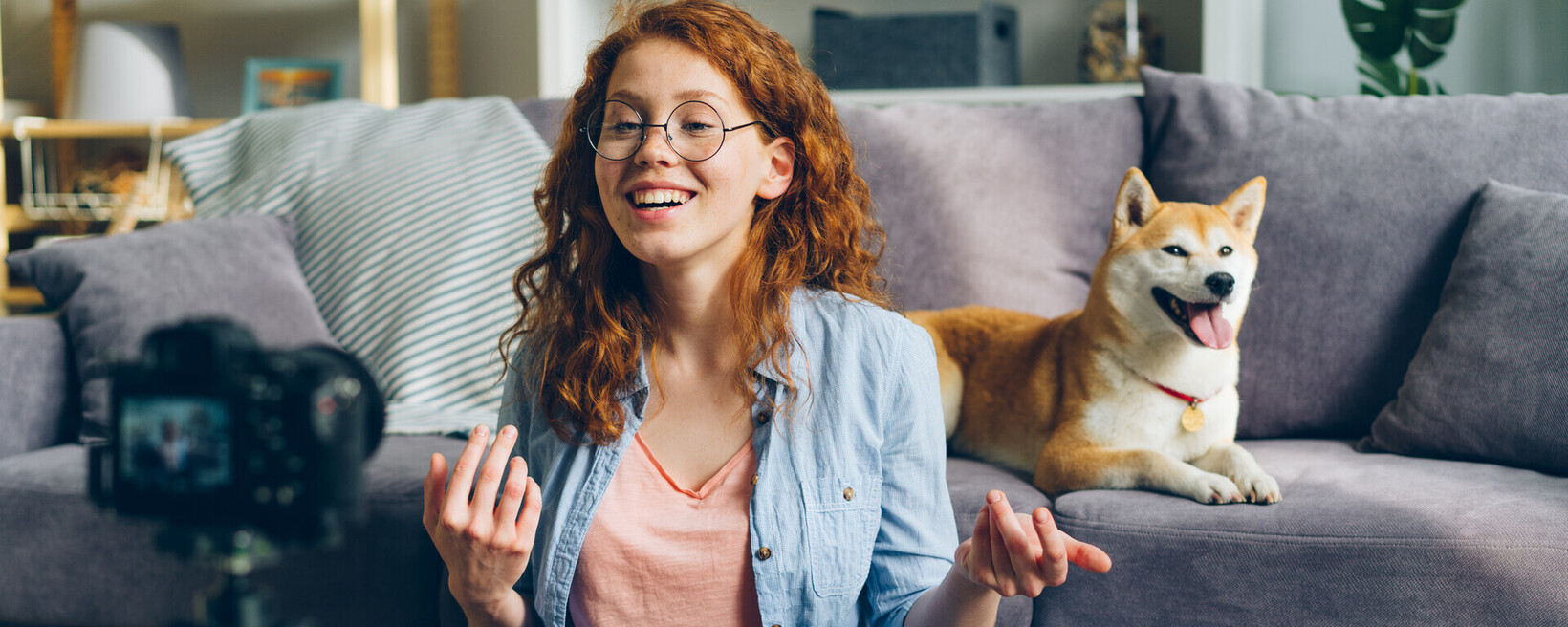 Auch bei Influencer-Marketing können Steuern anfallen Beautiful blogger and cute dog recording video using camera at home talking