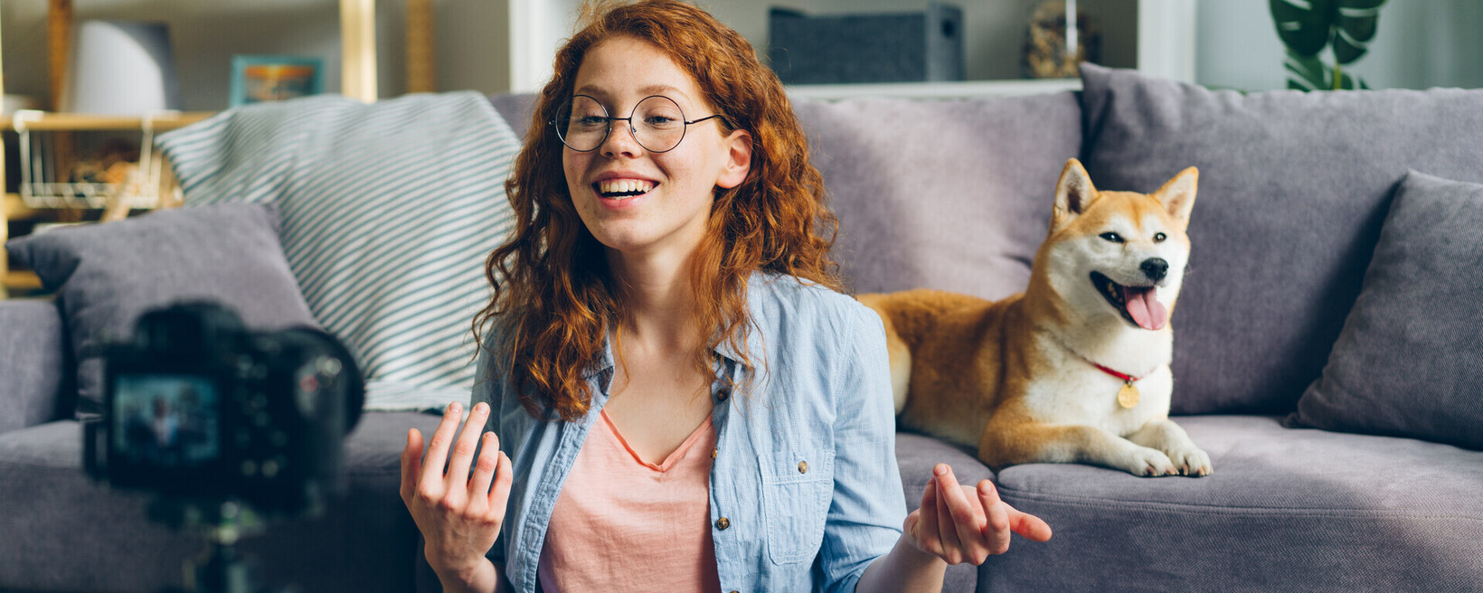 Auch bei Influencer-Marketing können Steuern anfallen Beautiful blogger and cute dog recording video using camera at home talking