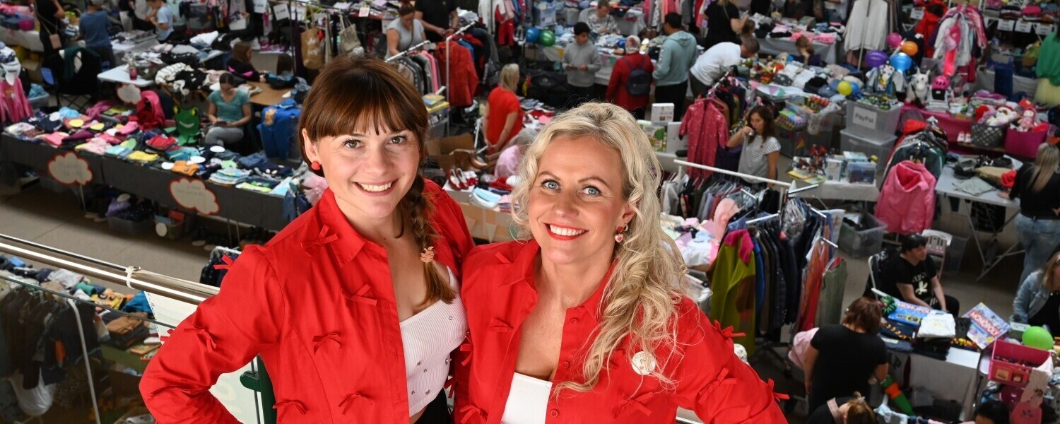 KLAMOTTI Borna September 2024 (v.l.n.r.: Anne Teichmann, Kathleen Czinkewitz) | © Steffen Giersch Die Kleinstadtladys mit im Hintergrund eine Messeähnliche Halle voller Kleidung