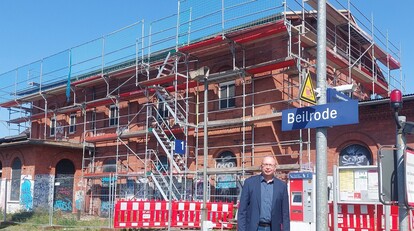 Bürgermeister Vetter vor der Baustelle Bahnhof Beilrode | © GV Beilrode / Jack