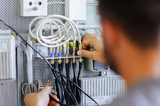 Kabel werden gesteckt in der Firma Elektrik Hammer