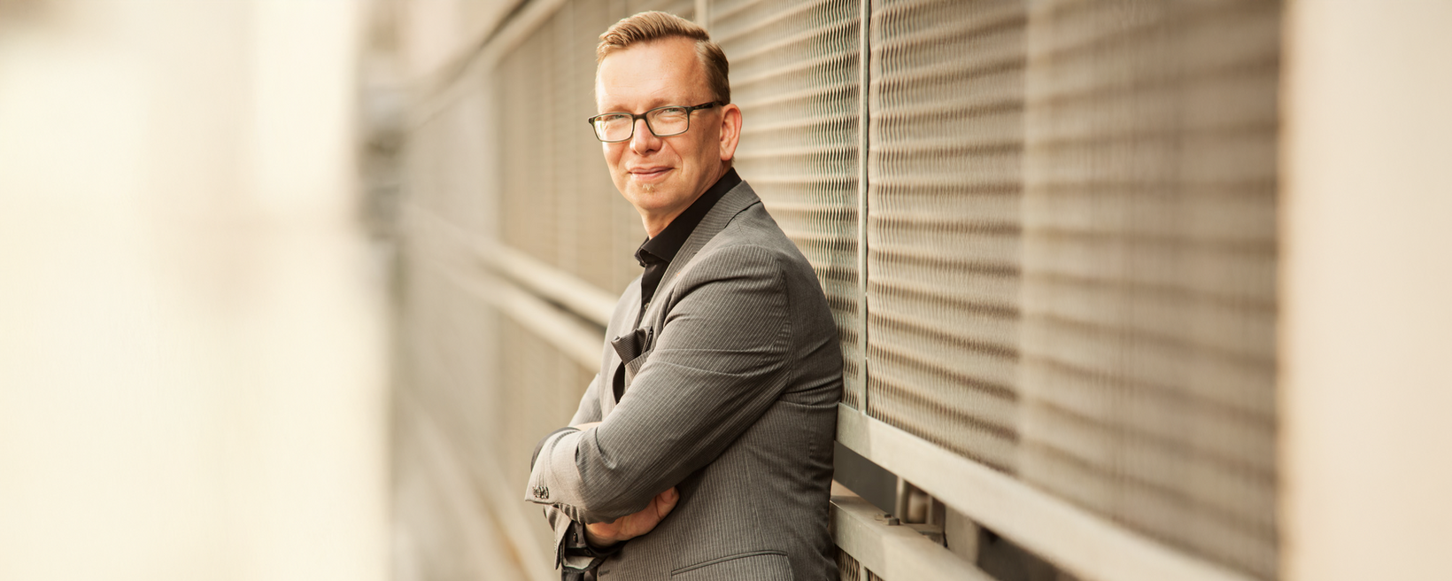 Patrick Paul Porträt von Patrick Paul vor Lüftungsgittern