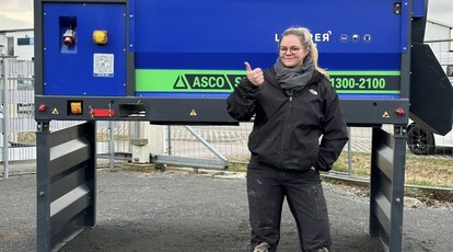 Maggy Lederer von Siebtechnik GmBH steht draußen vor einem großen Gerät