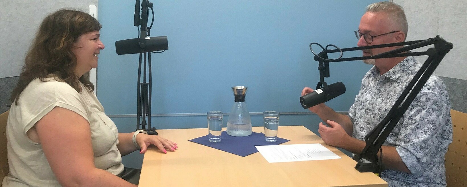 Kati Brenner und Volker Hartmann-Tanner im Gespräch im Studio der IHK zu Leipzig | ©Simon Sachs Kati Brenner und Volly Tanner im IHK-Studio