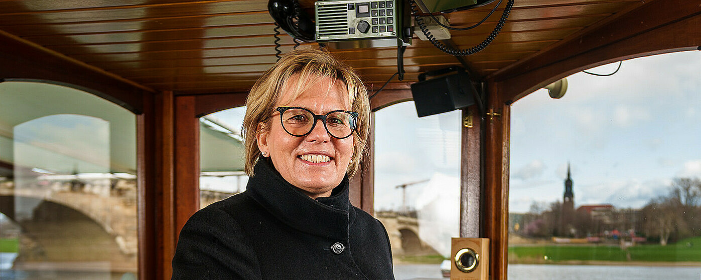 Staatsministerin Barbara Klepsch am Ruder eines Schiffes