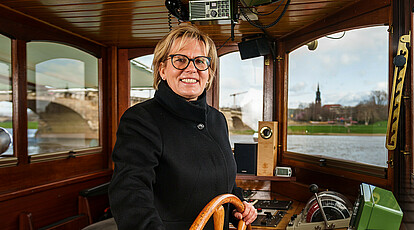 Staatsministerin Barbara Klepsch am Ruder eines Schiffes