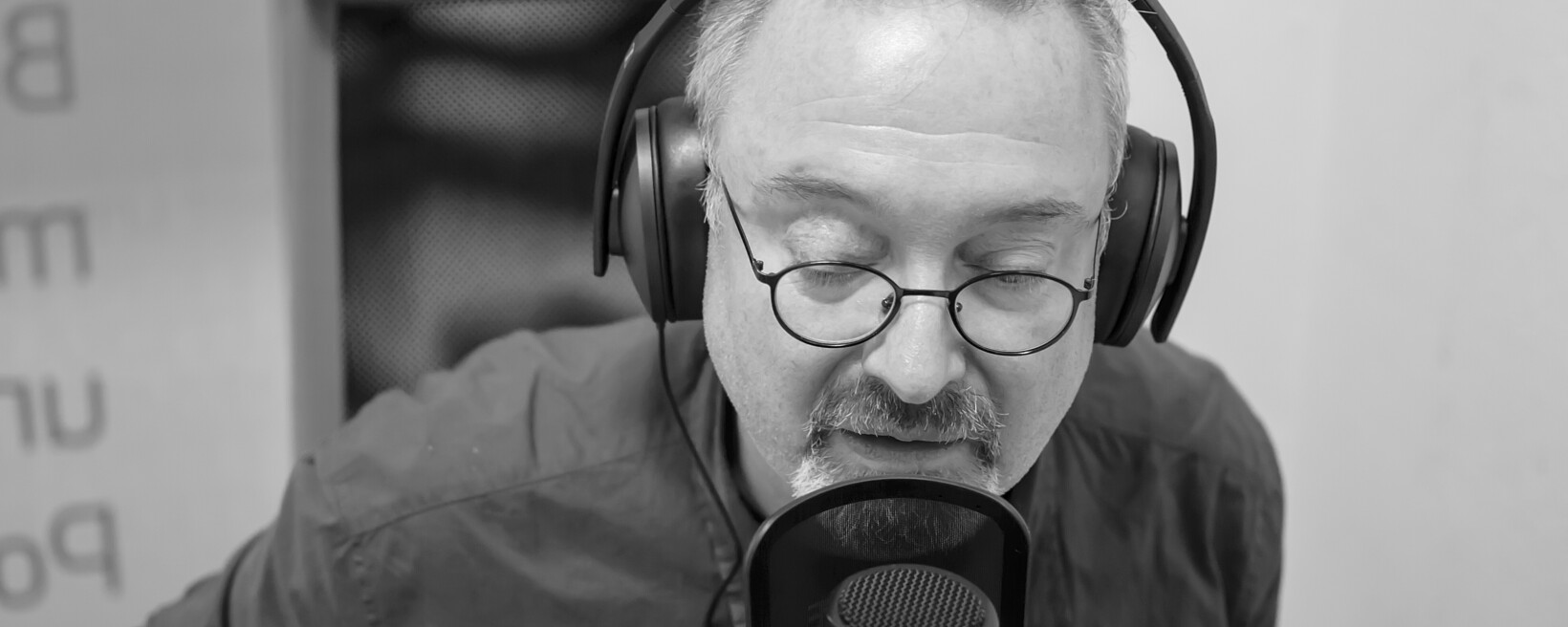 Volker Hartmann-Tanner im Studio (© Nicole Mattern) Volker Hartmann-Tanner im Radio