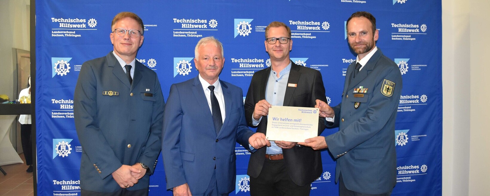 Ohne Arbeitgeber ist kein THW-Ehrenamt möglich. Daher überreichen das THW und die Landesvereinigung verdienten Arbeitgebern die Dankesplakette. | ©THW Ohne Arbeitgeber ist kein THW-Ehrenamt möglich. Daher überreichen das THW und die Landesvereinigung verdienten Arbeitgebern die Dankesplakette. | ©THW