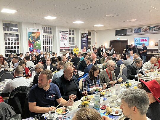 Teilnehmer essen beim BNI-Gipfeltreffen