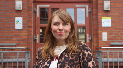 Christiane Nestler, Schulleiterin der Oberschule Markranstädt, steht vor ihrer Schule
