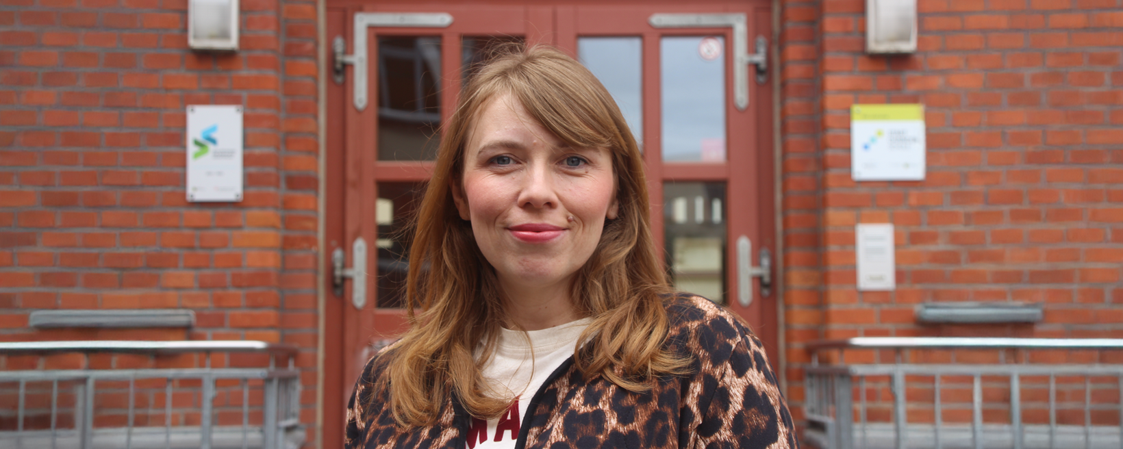 Christiane Nestler | © Volker Hartmann-Tanner / IHK zu Leipzig Christiane Nestler, Schulleiterin der Oberschule Markranstädt, steht vor ihrer Schule