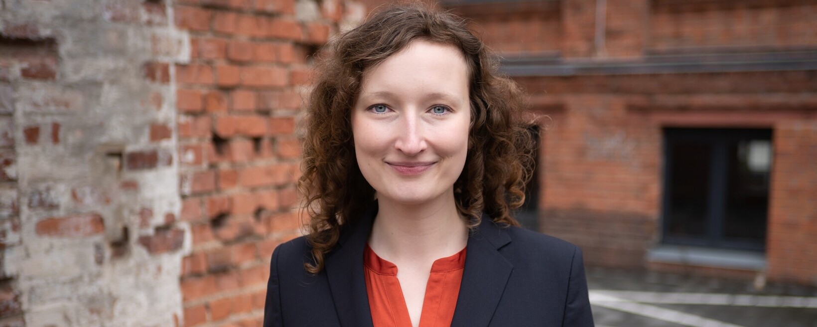 Julia Leppin lächelt in die Kamera